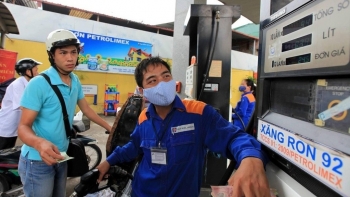 Giá xăng RON 95 giảm về dưới 23.000 đồng/lít