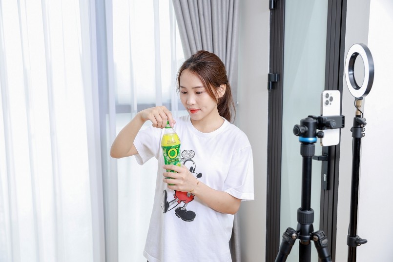 Công việc biến động theo kinh tế khó khăn, nhiều người trẻ phải tự xoay sở bằng những nghề tay trái để ổn định cuộc sống.