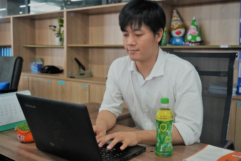 Với nhiều  người trẻ, giờ có việc làm đã là điều tốt đẹp nên họ cố gắng giải tỏa căng thẳng, mệt mỏi mỗi ngày bằng những chai Trà Xanh Không Độ để tiếp thêm động lực, tinh thần làm việc. 