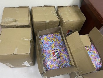 Lào Cai: Ngăn chặn kịp thời lô kẹo 7 màu không rõ nguồn gốc