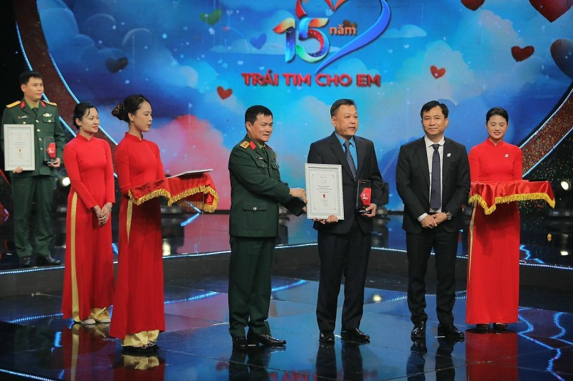 Hơn 31 tỷ đồng ủng hộ mổ tim trong đêm gala 15 năm “Trái tim cho em