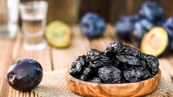 Những lợi ích khi uống nước ép mận khô