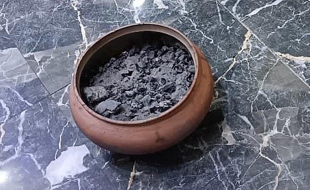 Nồi đất đựng than được gia đình sản phụ đặt trong phòng để sưởi ấm. 