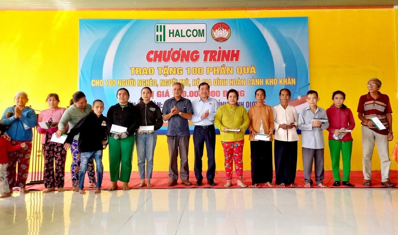 ĐBQH Nguyễn Quang Huân - Chủ tịch Hội đồng Quản trị Công ty CP Halcom Việt Nam và lãnh đạo địa phương trao tặng suất quà cho người nghèo, người mù, người dân có hoàn cảnh khó khăn tại huyện Phú Giáo.