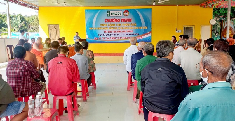 Chương trình trao tặng 100 phần quà cho 100 người nghèo, người mù và hộ gia định khó khăn tại chùa Tông Kim Quang, huyện Phú Giáo, tỉnh Bình Dương.