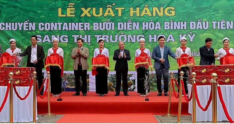 Các đại biểu cắt băng xuất lô hàng bưởi Diễn đầu tiên sang thị trường Hoa Kỳ. Ảnh TTXVN Các đại biểu cắt băng xuất lô hàng bưởi Diễn đầu tiên sang thị trường Hoa Kỳ. Ảnh TTXVN