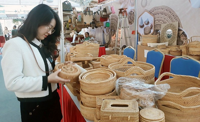 Người tiêu dùng tiếp cận sản phẩm thủ công mây tre đán Chương Mỹ tại triển lãm. Ảnh: Hoài Nam Người tiêu dùng tiếp cận sản phẩm thủ công mây tre đán Chương Mỹ tại triển lãm. Ảnh: Hoài Nam
