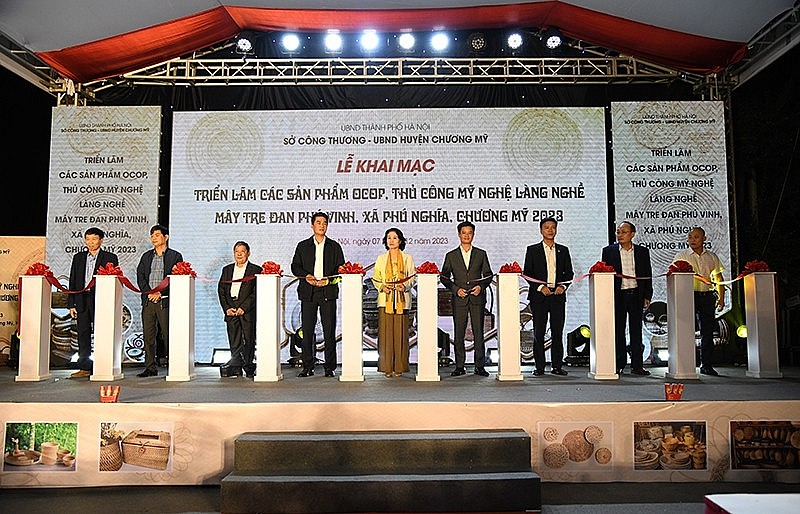 Các đại biểu cắt băng khai mạc Triển lãm các sản phẩm OCOP, thủ công mỹ nghệ và làng nghề xã Phú Nghĩa, Chương Mỹ 2023 Các đại biểu cắt băng khai mạc Triển lãm các sản phẩm OCOP, thủ công mỹ nghệ và làng nghề xã Phú Nghĩa, Chương Mỹ 2023