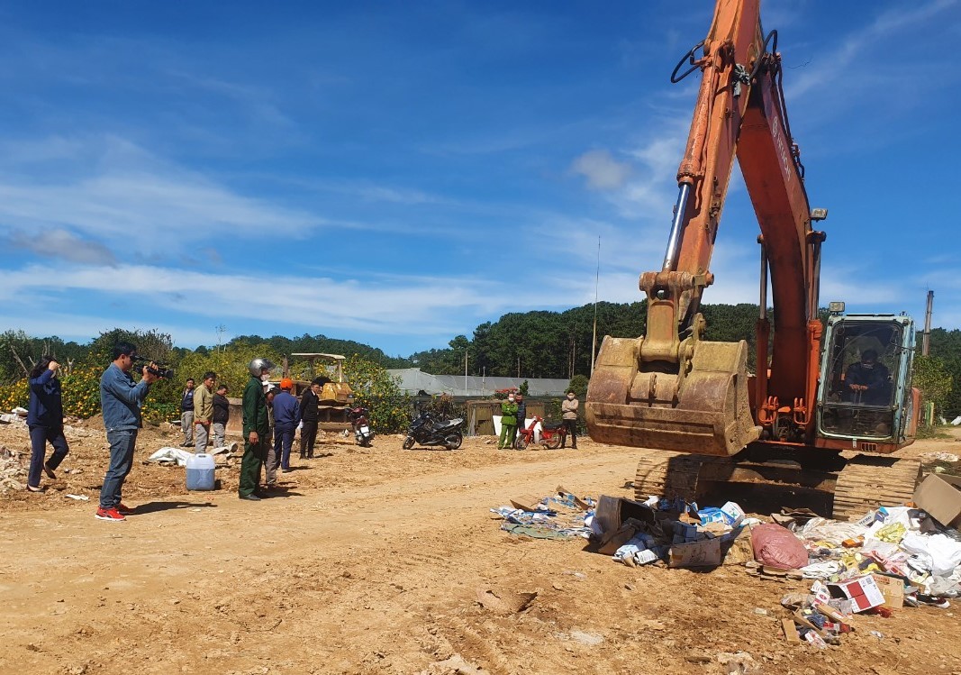 Lực lượng chức năng tiến hành tiêu hủy số hàng hóa vi phạm.