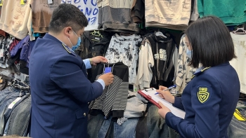 Quản lý thị trường thu giữ hàng nghìn sản phẩm tại các điểm nóng về hàng giả