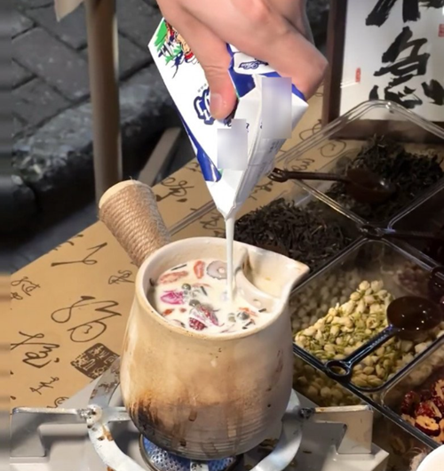 Món trà sữa Vân Nam có gì đặc biệt mà hot chẳng thua trà chanh giã tay?