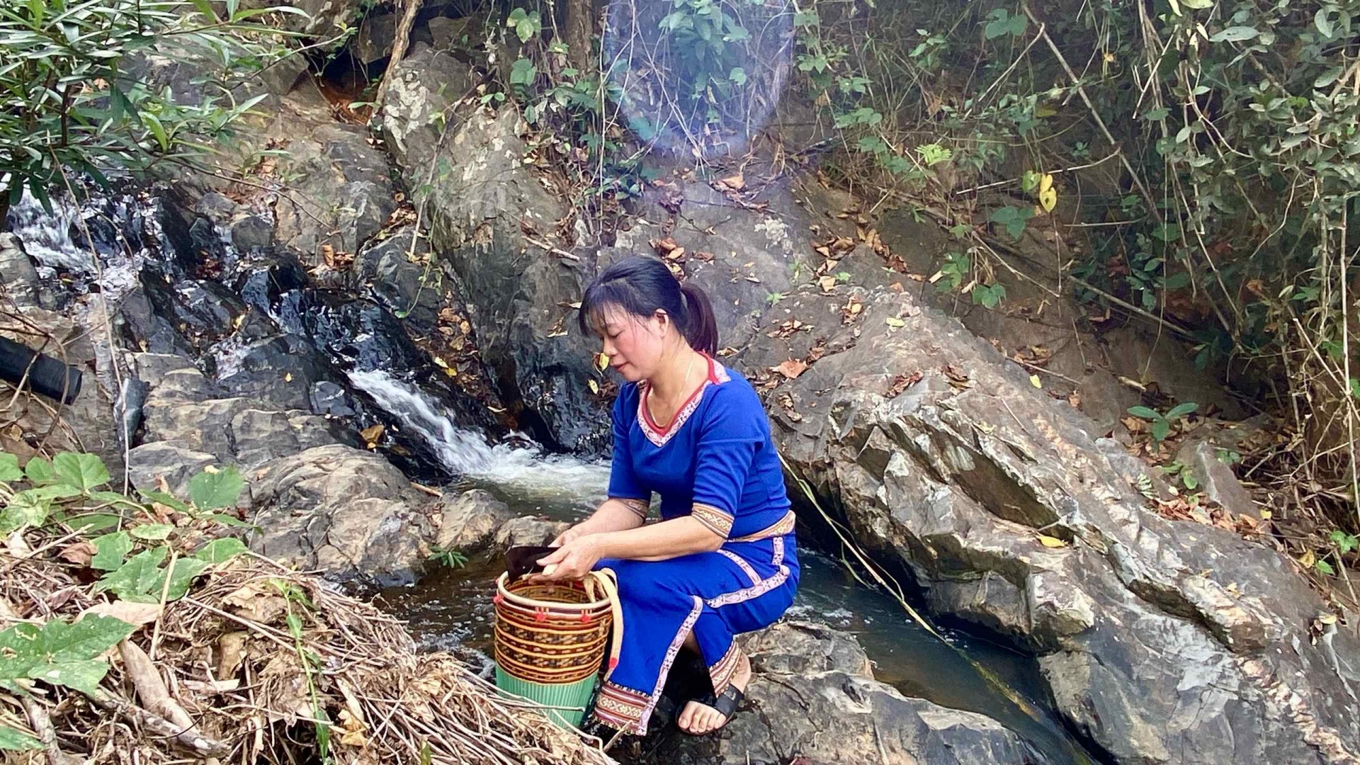 Măng sau khi lấy từ rừng sẽ được tách đi lớp vỏ bên ngoài, rửa sạch bằng nước suối trên khe . Ảnh: Như Trang. Măng sau khi lấy từ rừng sẽ được tách đi lớp vỏ bên ngoài, rửa sạch bằng nước suối trên khe . Ảnh: Như Trang.