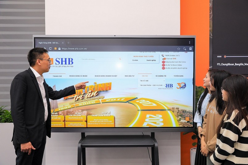 Thầy, cô và sinh viên ĐHQG-HN thực hành nghiệp vụ tại Trung tâm Thầy, cô và sinh viên ĐHQG-HN thực hành nghiệp vụ tại Trung tâm