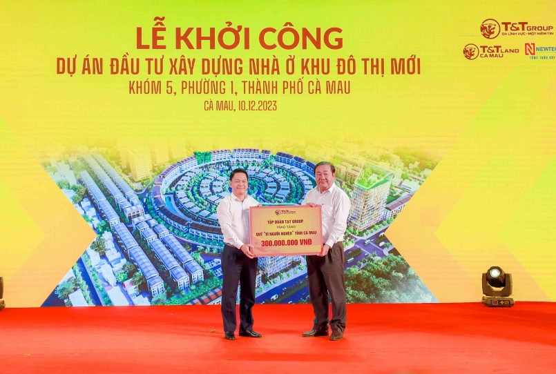 Ông Nguyễn Ngọc Nghị, Thành viên HĐQT, Phó Tổng Giám đốc Tập đoàn T&T Group (bên trái) trao biển ủng hộ Quỹ Vì người nghèo tỉnh Cà Mau 300 triệu đồng cho ông Trần Văn Hiện, Chủ tịch Uỷ ban MTTQ Việt Nam tỉnh Cà Mau (bên phải).