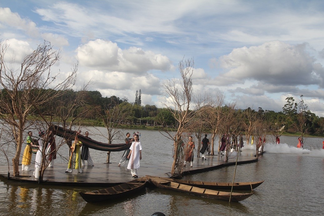 Chương trình thời trang Tơ lụa Một trong những chương trình hưởng ứng sự kiện 130 năm Đà Lạt hình thành, phát triển.