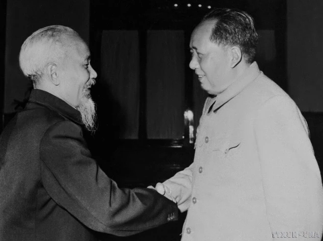 Chủ tịch Hồ Chí Minh gặp và hội đàm với Chủ tịch Mao Trạch Đông, ngày 2/11/1960 tại Bắc Kinh, trong chuyến thăm Trung Quốc từ ngày 2 - 4/11/1960. Ảnh: TTXVN Chủ tịch Hồ Chí Minh gặp và hội đàm với Chủ tịch Mao Trạch Đông, ngày 2/11/1960 tại Bắc Kinh, trong chuyến thăm Trung Quốc từ ngày 2 - 4/11/1960. Ảnh: TTXVN