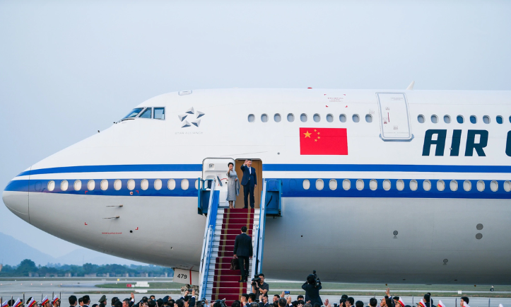 Tổng Bí thư, Chủ tịch nước Tập Cận Bình và Phu nhân lên đường về nước, kết thúc tốt đẹp chuyến thăm cấp Nhà nước tới Việt Nam. Tổng Bí thư, Chủ tịch nước Tập Cận Bình và Phu nhân lên đường về nước, kết thúc tốt đẹp chuyến thăm cấp Nhà nước tới Việt Nam.