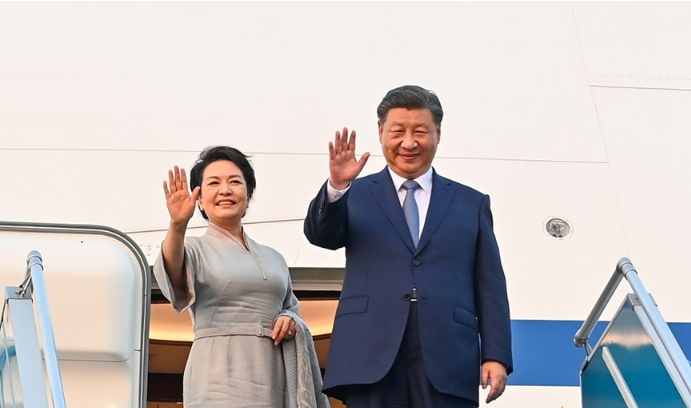 Tổng Bí thư, Chủ tịch Trung Quốc Tập Cận Bình và phu nhân trước cửa chuyên cơ chuẩn bị lên đường về nước. Ảnh: TRỌNG HẢI Tổng Bí thư, Chủ tịch Trung Quốc Tập Cận Bình và phu nhân trước cửa chuyên cơ chuẩn bị lên đường về nước. Ảnh: TRỌNG HẢI