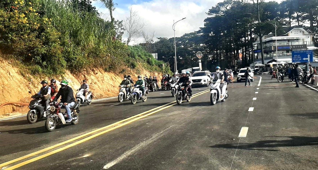 các phương tiện (trừ xe tải) đã được lưu thông qua đèo Prenn, các phương tiện (trừ xe tải) đã được lưu thông qua đèo Prenn,