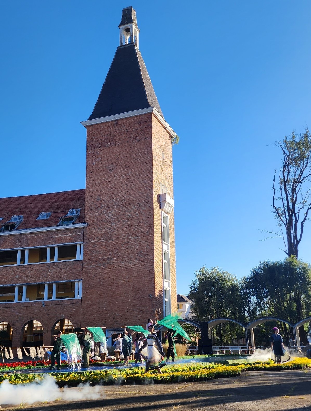 Màn trình diễn thời trang tơ lụa bên công trình kiến trúc độc đáo.