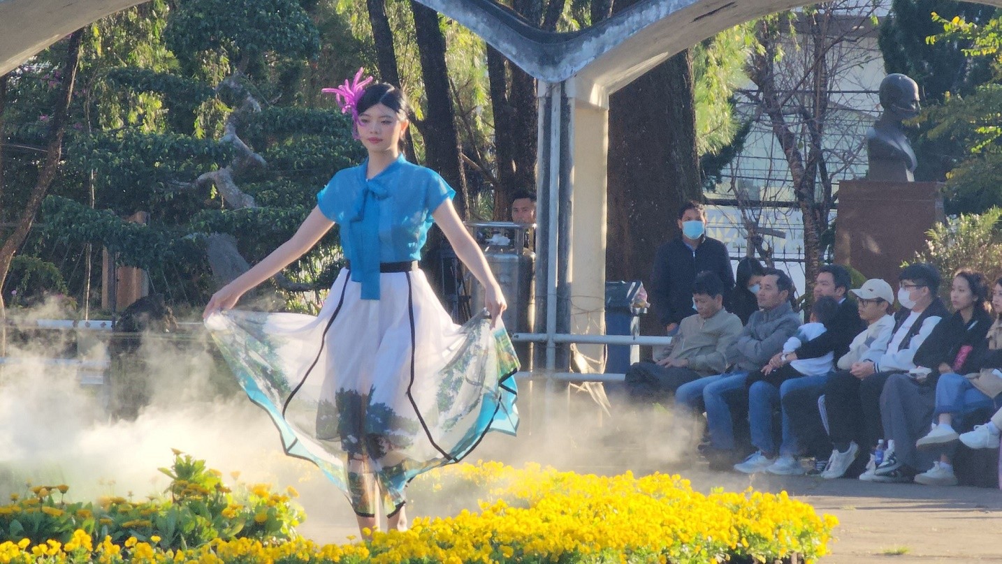 Người dân và du khách tận mắt chiêm ngưỡng chương trình nghệ thuật đặc sắc này.