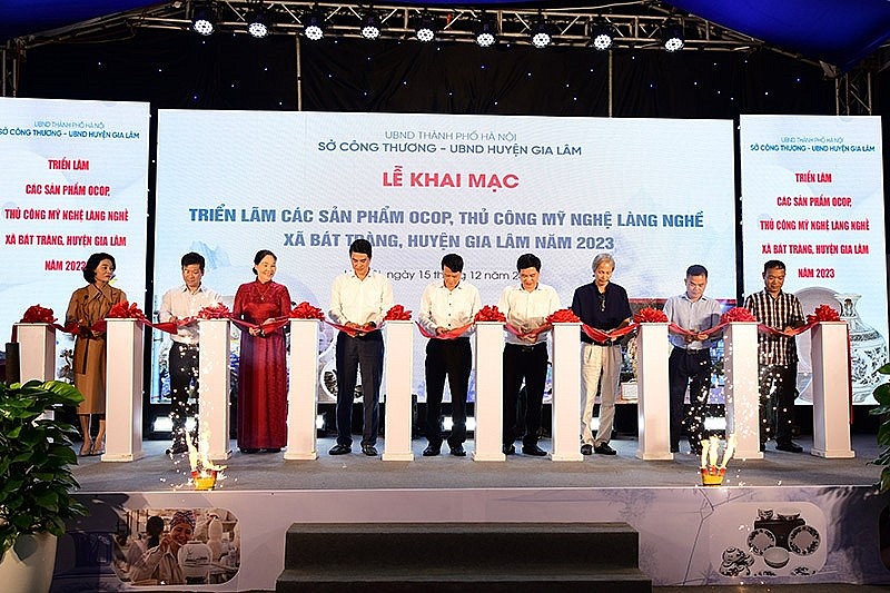 Các đại biểu cắt băng khai mạc Triển lãm.