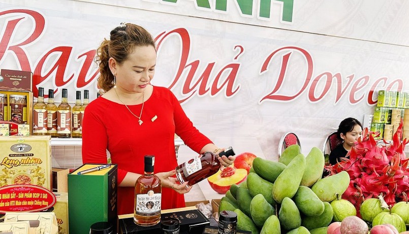 Sản phẩm cao, rượu sâm Ngọc Linh trưng bày tại lễ khánh thành Trung tâm chế biến rau, củ, quả DOVECO. Sản phẩm cao, rượu sâm Ngọc Linh trưng bày tại lễ khánh thành Trung tâm chế biến rau, củ, quả DOVECO.