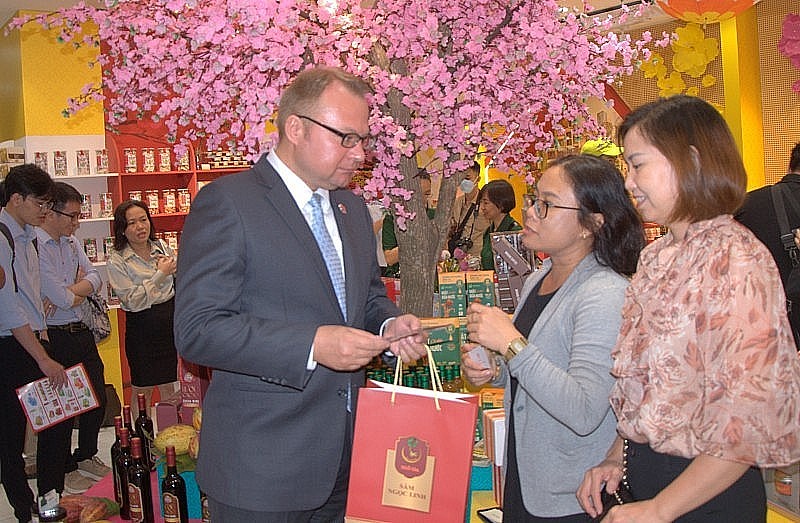 Doanh nghiệp, giới thiệu sản phẩm đặc sản, sản phẩm OCOP với người tiêu dùng và đơn vị xuất khẩu tại Tuần lễ triển lãm