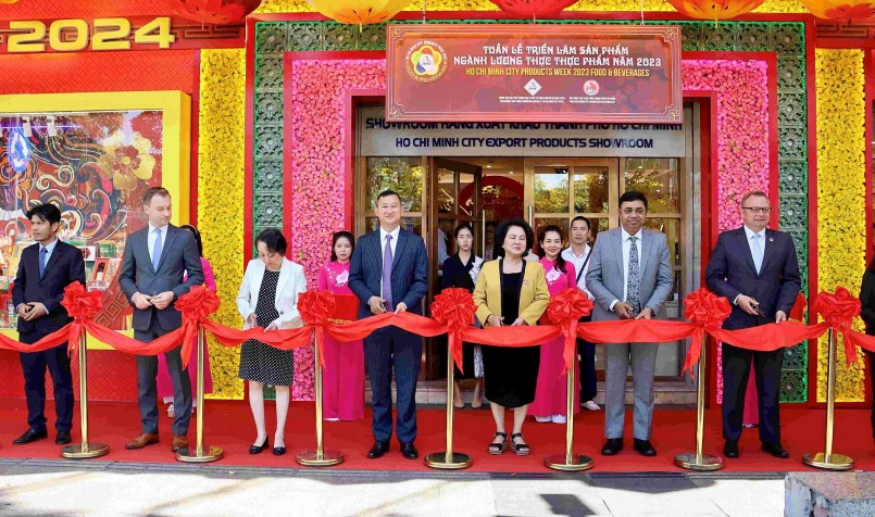 Đại biểu thực hiện nghi thức khai mạc Tuần lễ Triển lãm sản phẩm ngành lương thực thực phẩm năm 2023.