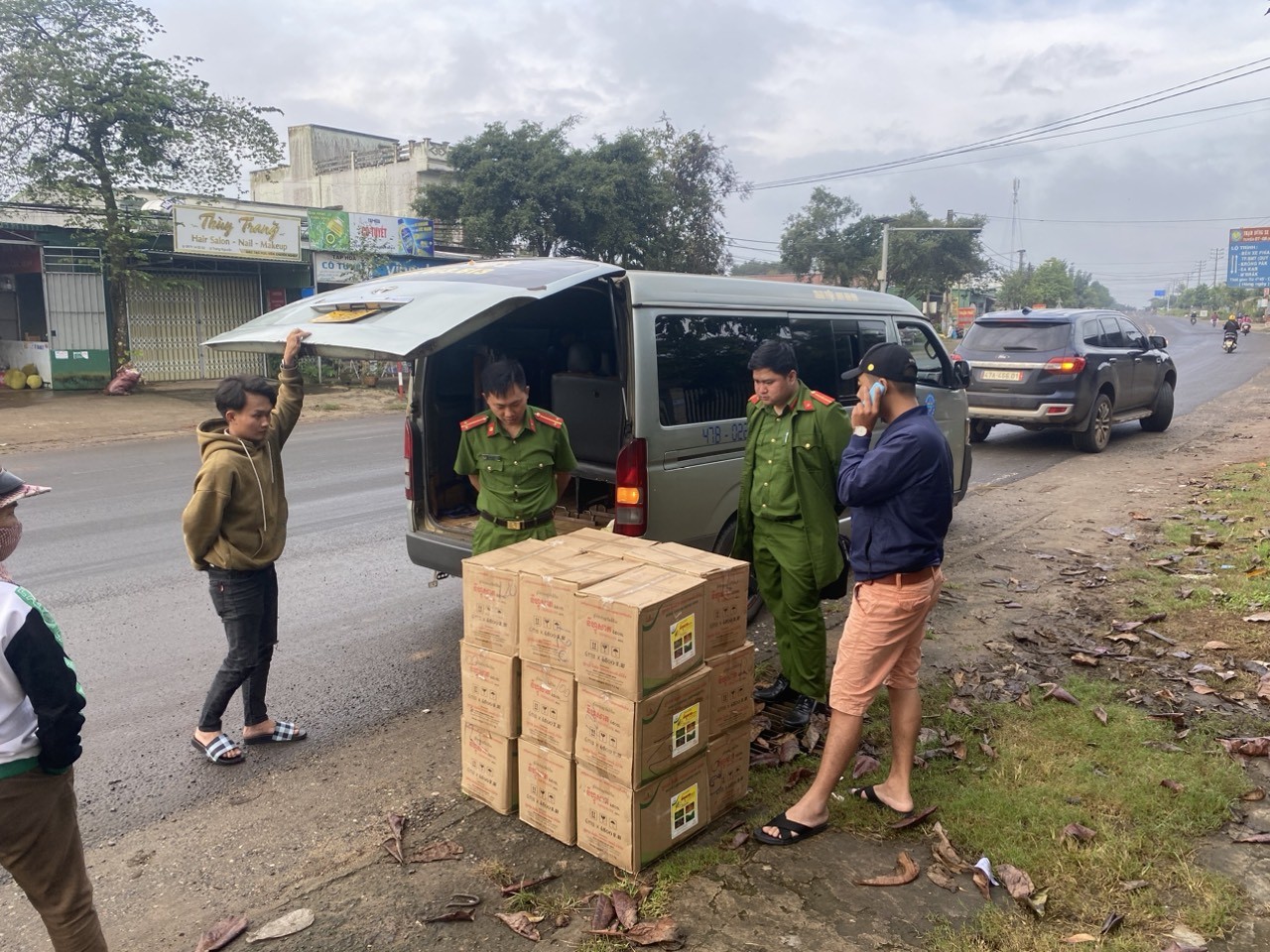 Công an huyện Ea Kar cùng Đội Quản lý thị trường kiểm tra hàng hoá bán trước cổng trường học.