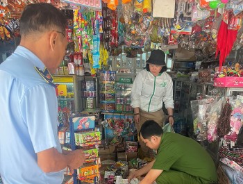 Đắk Lắk: Hàng loạt sản phẩm không rõ nguồn gốc, bán tràn lan trước trường học.