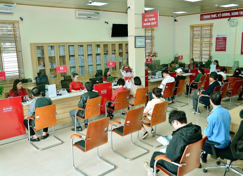 Khách hàng giao dịch tại Agribank