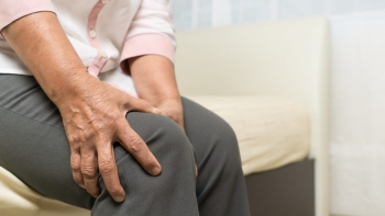 Cách giảm đau nhức xương khớp khi trời lạnh