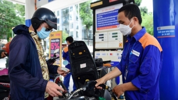 Giá xăng RON95 tăng gần 800 đồng một lít