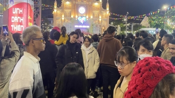 Đà Nẵng: Người dân, du khách rộn ràng tận hưởng không khí Lễ Giáng sinh