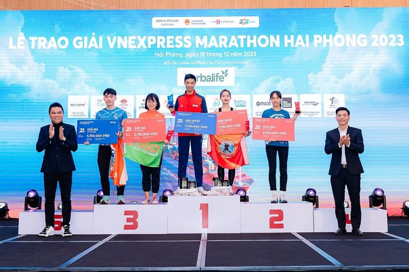Đại diện công ty Haberlife và trao giải cho các vận động viên đạt giải Đại diện công ty Haberlife và trao giải cho các vận động viên đạt giải