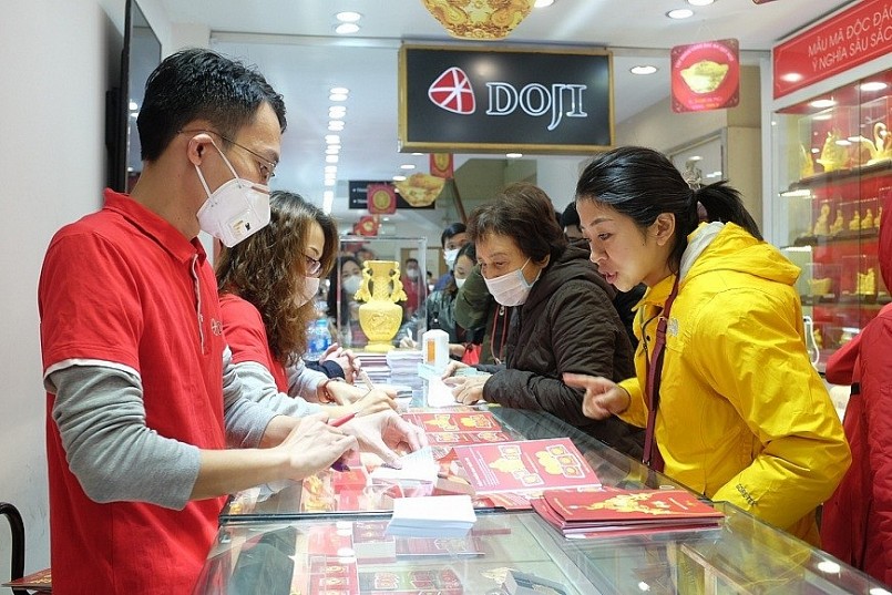 Nhà đầu tư nên mua vào hay bán ra?