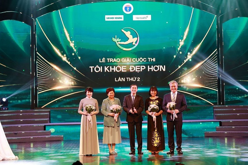 TTƯT.GS.TS. Trần Văn Thuấn - Thứ trưởng Bộ Y tế, Trưởng ban chỉ đạo cuộc thi tặng hoa cho Hội đồng Giám khảo cuộc thi TÔI KHỎE ĐẸP HƠN lần thứ 2.