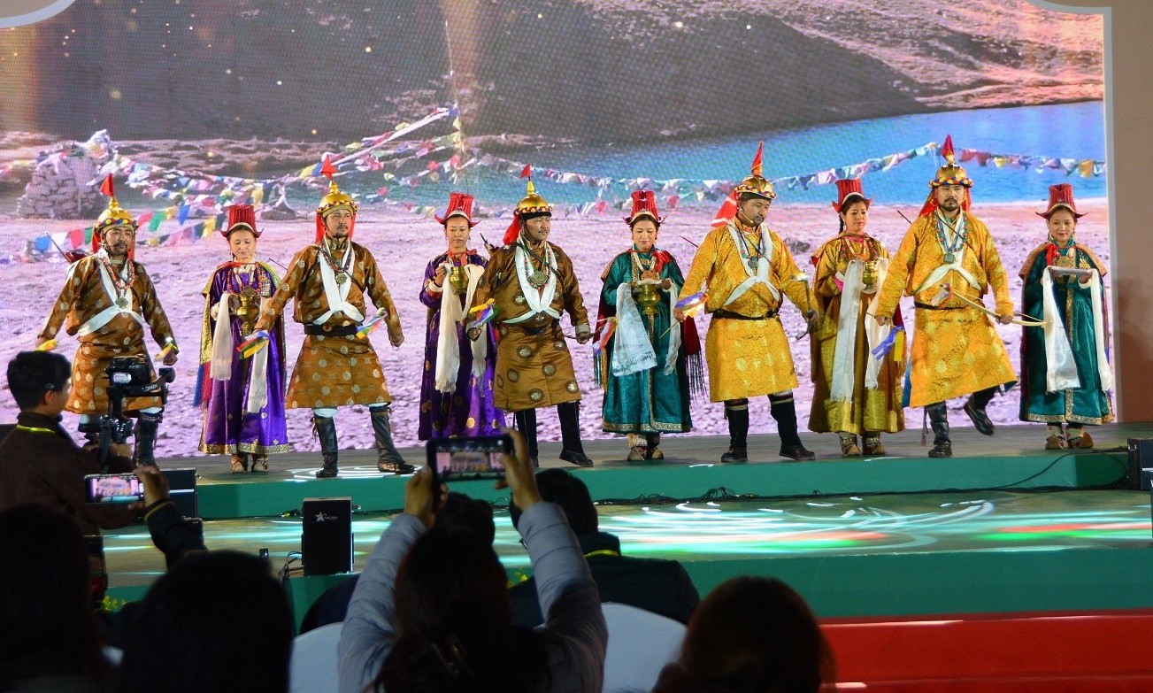 Các tiết mục văn nghệ đặc sắc được biểu diễn tại buổi giao lưu.