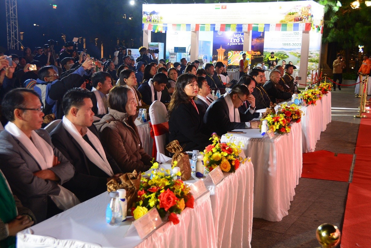 Đông đảo du khách và người đến theo dõi chương trình.