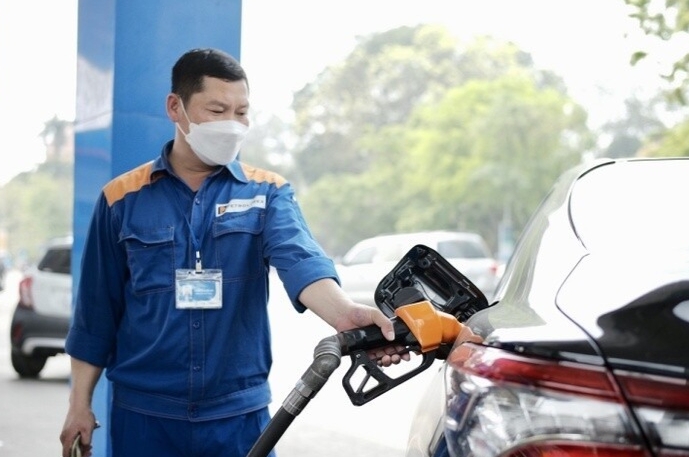 Giá xăng dầu tăng giảm trái chiều, xăng RON95 giữ nguyên