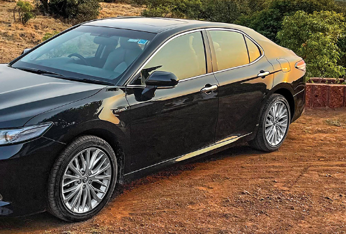 Toyota Camry 2023: Thiết kế trẻ trung, nhiều trang bị mới