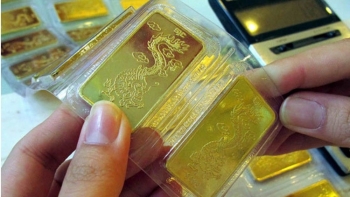 Giá vàng hôm nay 30/12/2023: Vàng trong nước tiếp tục lao dốc