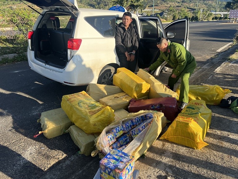 Hiện trường vụ taxi chở pháo lậu trên 