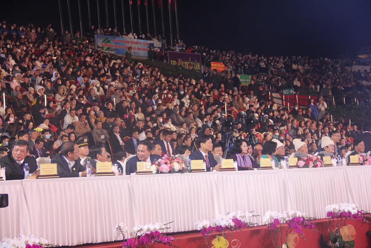 Dù thời tiết Đà Lạt lạnh nhưng hàng ngàn người dân, du khách đến dự lễ kỷ niệm 130 năm Đà Lạt hình thành và phát triển. Dù thời tiết Đà Lạt lạnh nhưng hàng ngàn người dân, du khách đến dự lễ kỷ niệm 130 năm Đà Lạt hình thành và phát triển.