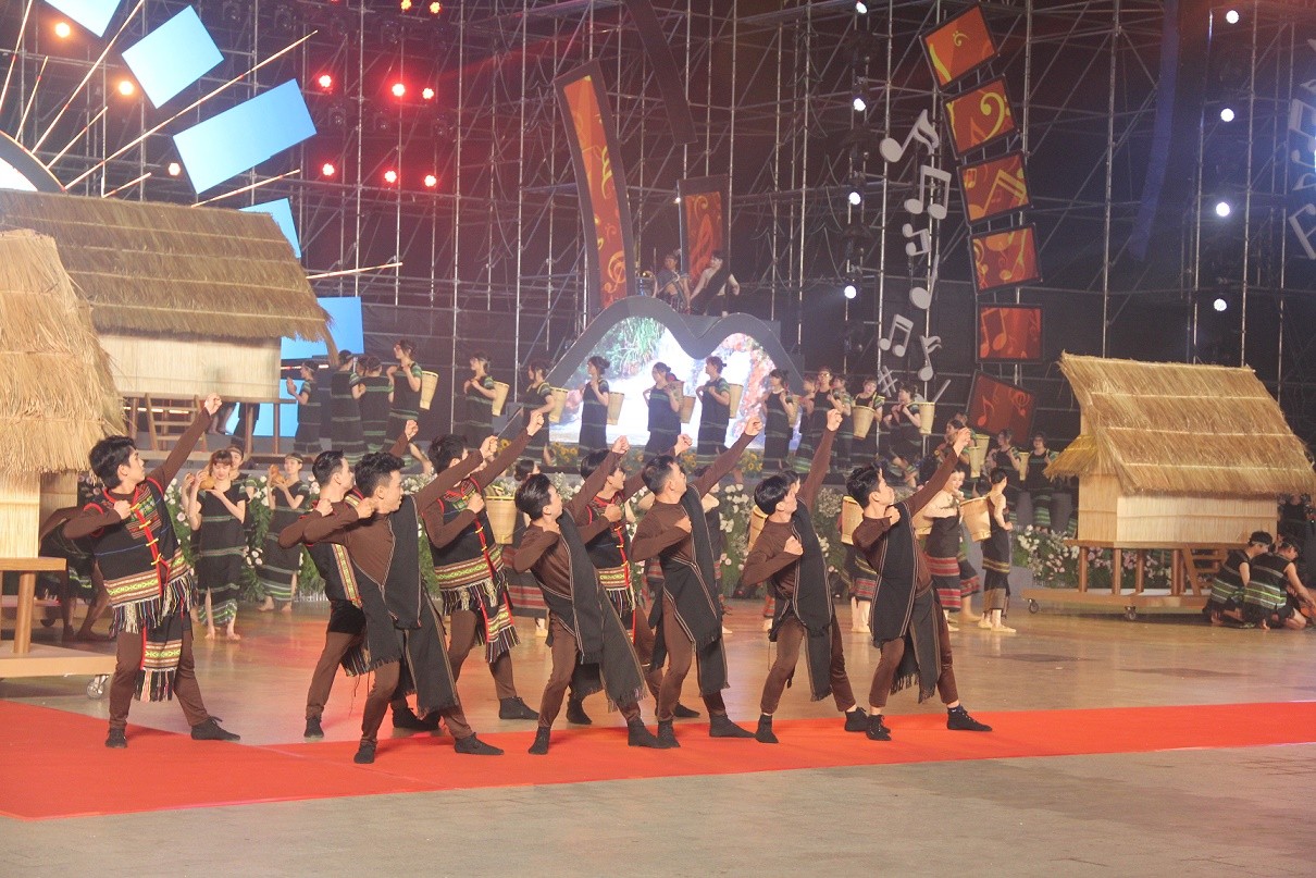 Các tiết mục đặc sắc mang âm hương Tây Nguyên. Các tiết mục đặc sắc mang âm hương Tây Nguyên.