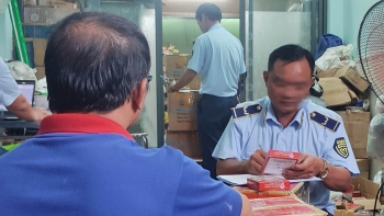 TP.HCM: Tạm giữ lượng lớn hàng lậu, hàng giả, hàng kém chất lượng.