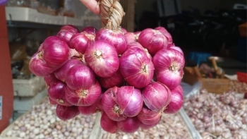 Măng khô, hành tỏi "rủ nhau" tăng giá