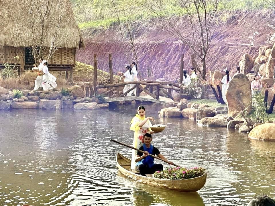 Kon Tum: Đặc sắc chương trình nghệ thuật "Măng Đen – Thiên Đường Hồng”. Kon Tum: Đặc sắc chương trình nghệ thuật "Măng Đen – Thiên Đường Hồng”.