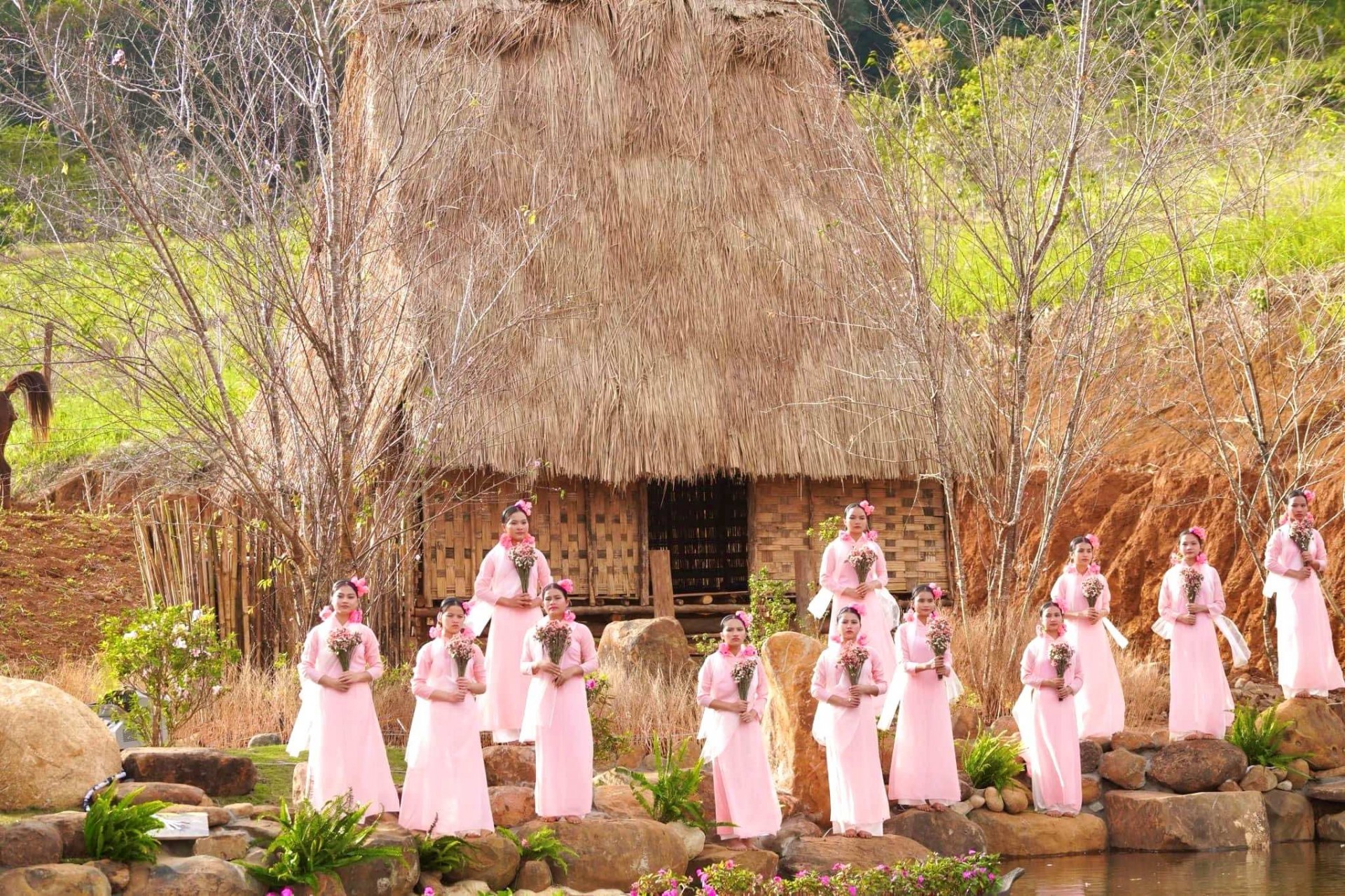 Kon Tum: Đặc sắc chương trình nghệ thuật "Măng Đen – Thiên Đường Hồng”. Kon Tum: Đặc sắc chương trình nghệ thuật "Măng Đen – Thiên Đường Hồng”.